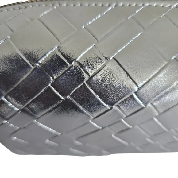 Blush and Crush Metallic Silver Woven Makeup Cosmetic Bag Weekend On The Go - Picture 5 of 5